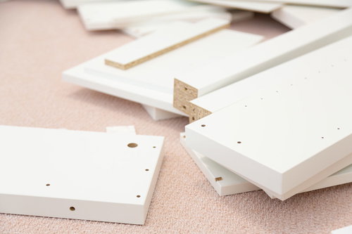 組み立て式本棚のパーツが多くて面倒な準備作業