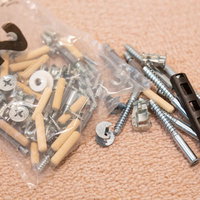 IKEAの家具組み立てに同梱されているネジと部品の写真