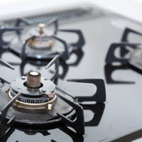 ステンレス製の3口ガスコンロの写真