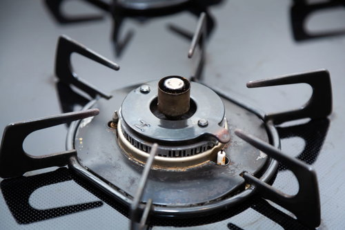 ガスコンロのシルバーバーナー部分と五徳の天板