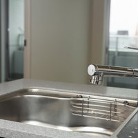 キッチンのステンレスシンク部分と蛇口の水栓設備の写真