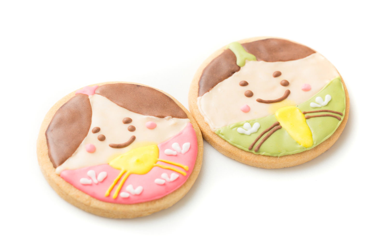 ピンクと緑の着物を着た男雛と女雛のアイシングクッキー