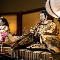 ひな祭りの雛人形と桃の節句の装飾｜段飾りと金屏風の写真