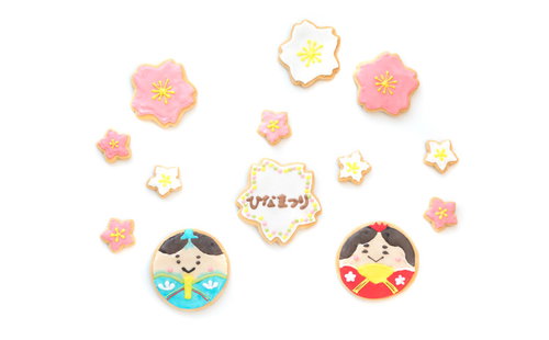 梅の花に囲まれた男雛と女雛のアイシングクッキー
