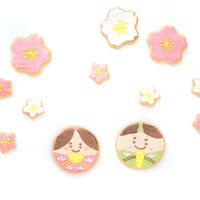 花見をする男雛と女雛のアイシングクッキーの写真