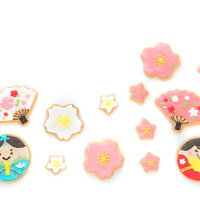 ひな祭りのアイシングクッキー、男雛と女雛が描かれたカラフルな一皿の写真