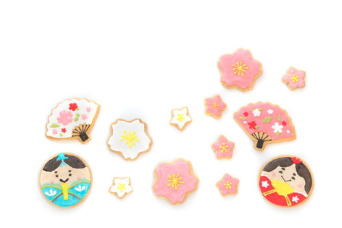ひな祭りのアイシングクッキー、男雛と女雛が描かれたカラフルな一皿