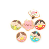 ひなまつりをモチーフにした男雛と女雛のアイシングクッキーグループの写真