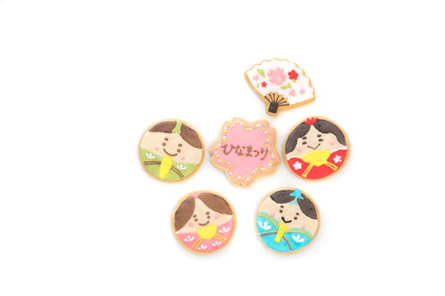 ひなまつりをモチーフにした男雛と女雛のアイシングクッキーグループ