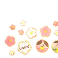 梅の花びらに囲まれる男雛と女雛のアイシングクッキーの写真