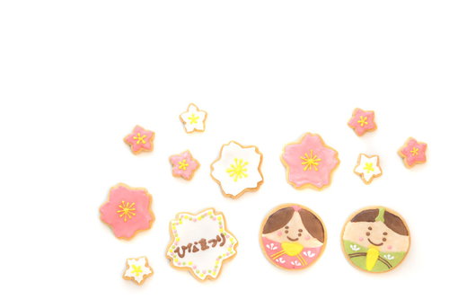 梅の花びらに囲まれる男雛と女雛のアイシングクッキー