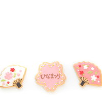 ひなまつりをテーマにした扇子型のアイシングクッキーの写真