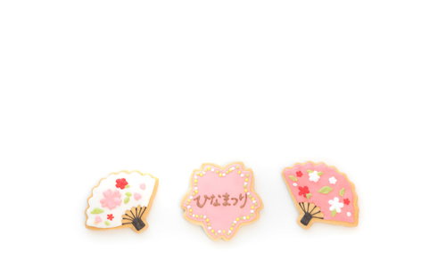 ひなまつりをテーマにした扇子型のアイシングクッキー