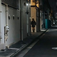 京急日ノ出町駅架線下の路地裏に描かれたJKの壁画の写真