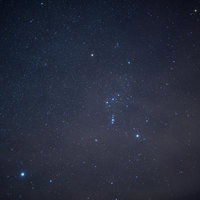 静寂に包まれた冬の夜空に輝くオリオン座と星々の写真