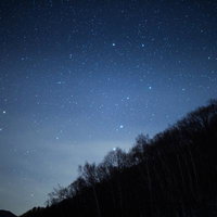静寂に包まれた星降る山々の夜空 - 天の川と満天の星々の写真