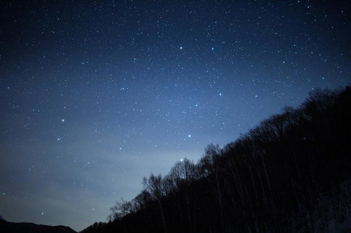 静寂に包まれた星降る山々の夜空 - 天の川と満天の星々