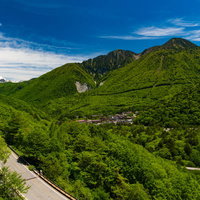 夏の平湯温泉と北アルプスの全景の写真