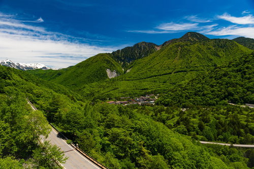 夏の平湯温泉と北アルプスの全景