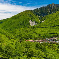 初夏の平湯温泉を高台から望むの写真