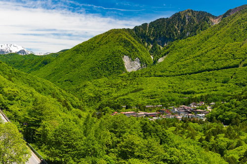 初夏の平湯温泉を高台から望む