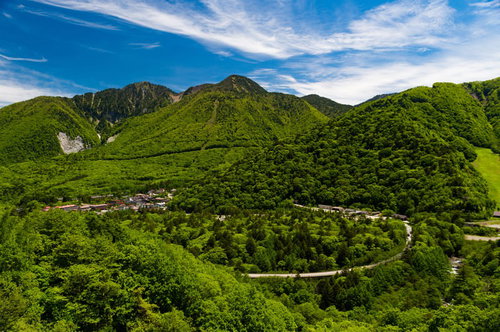 北アルプスの麓、平湯温泉を一望できる158号線からの景観