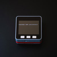 M5StickCに表示された10周年記念メッセージの写真
