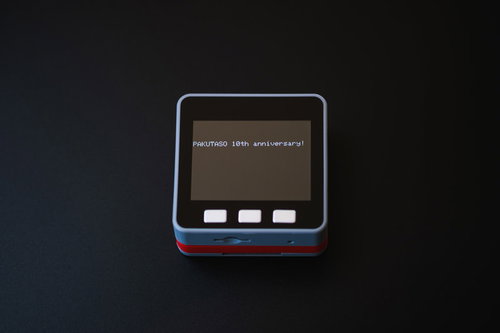 M5StickCに表示された10周年記念メッセージ