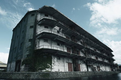 倉庫の廃墟 忘れられた時間の空間 火災跡と劣化する産業遺産