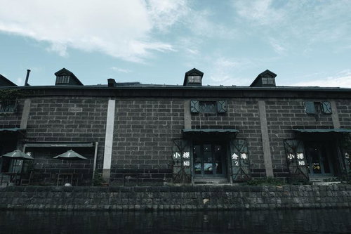 レンガ造りの小樽倉庫、水辺に佇む歴史的建造物