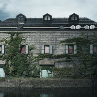 函館の赤レンガ倉庫と運河の歴史的な石造建築の写真