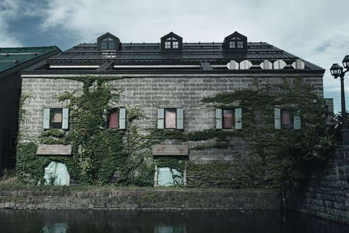 函館の赤レンガ倉庫と運河の歴史的な石造建築