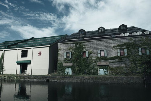 運河沿いに並ぶレンガ造りの倉庫群