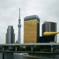 曇り空の浅草スカイツリーとアサヒビールタワーの写真