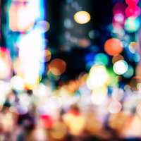 歓楽街のネオンと丸ボケの夜景、多色光の都市夜間風景の写真