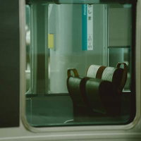 広島駅の電車内、窓から見た座席と車内風景の写真