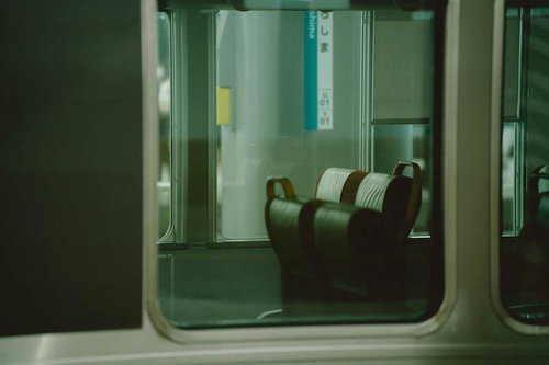 広島駅の電車内、窓から見た座席と車内風景