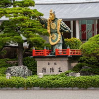 広島の庭園に設置された蘭陵王の銅像と日本建築の写真