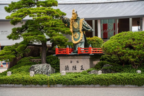 広島の庭園に設置された蘭陵王の銅像と日本建築