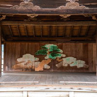 広島・厳島神社境内の朱色の能舞台と松の鏡板の写真