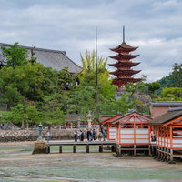 厳島神社の朱色の回廊と五重塔の写真