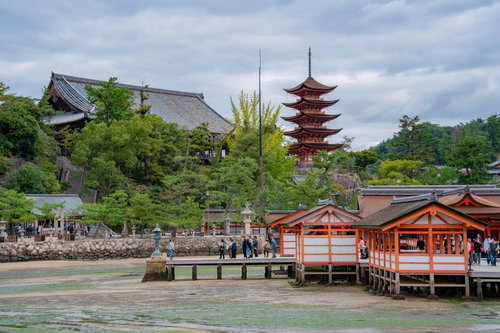 厳島神社の朱色の回廊と豊国神社の五重塔、宮島の境内風景