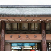 宮島桟橋の茶色い瓦屋根と木製柱の出入口の写真