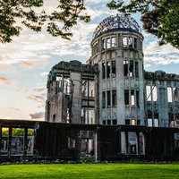 緑に囲まれた広島平和記念碑の原爆ドーム夕景の写真