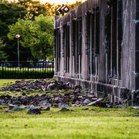 原爆ドーム前に飛び散ったままの瓦礫と被爆の痕跡の写真