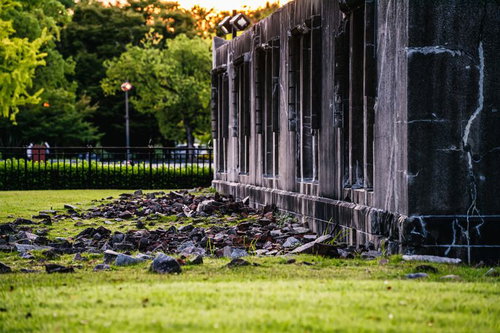 原爆ドーム前に飛び散ったままの瓦礫と被爆の痕跡