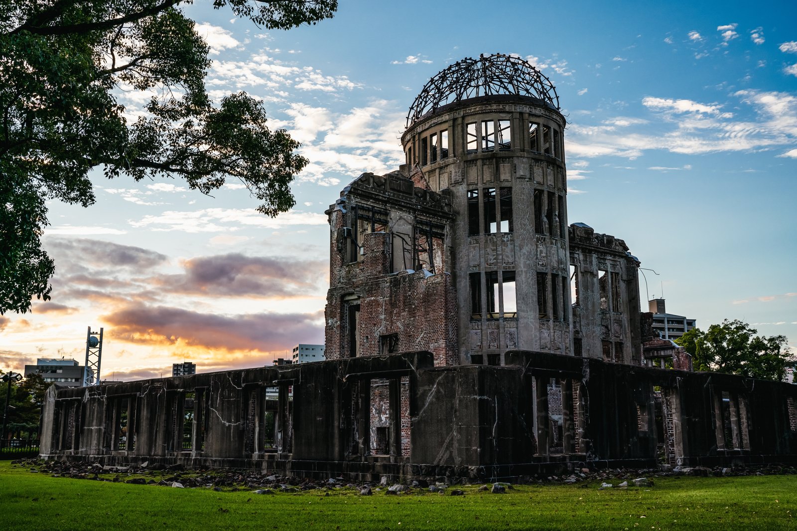 夕暮れの空を背景にした広島の原爆ドーム