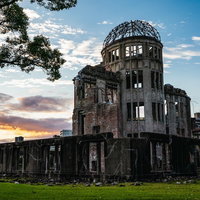 夕暮れに染まる空と広島の原爆ドーム、戦争と平和の歴史を伝える世界遺産の写真