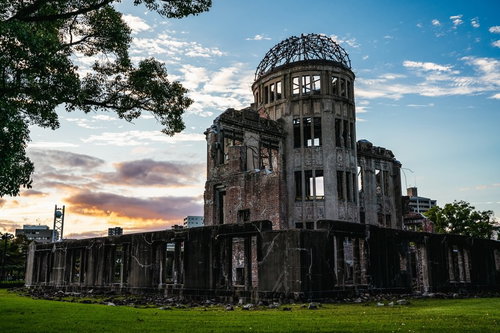 夕暮れに染まる空と広島の原爆ドーム、戦争と平和の歴史を伝える世界遺産