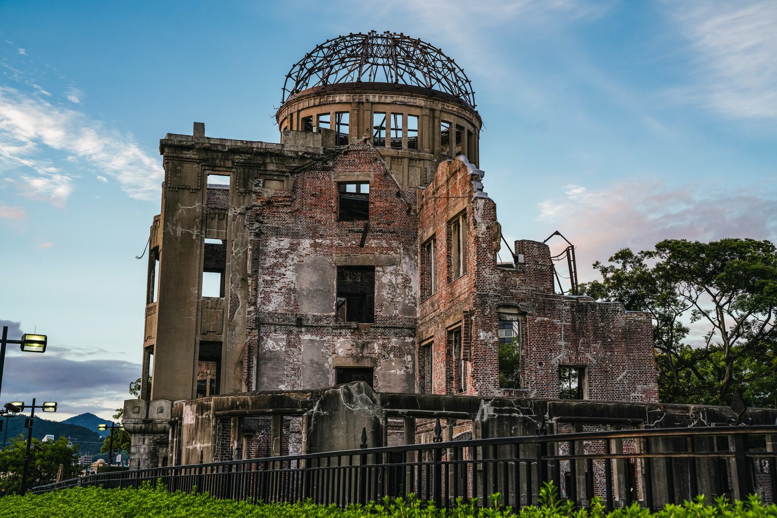 原爆ドームの廃墟と青空